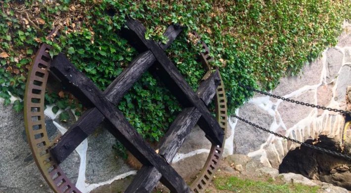 Ljus suterränglägenhet i 1800-tals bruksmiljö