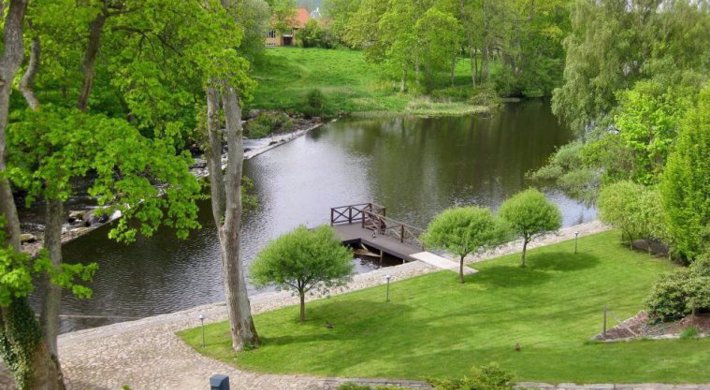 Ljus suterränglägenhet i 1800-tals bruksmiljö